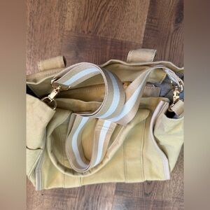 MEEJUNE Beige Tote Bag Adjustable Detachable Strap Zip Closure Inner Pockets
